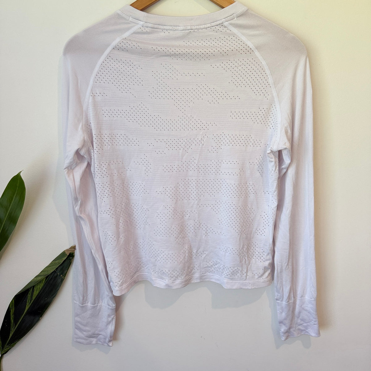 Sylphlike Loli White Perforated Long Sleeve Sports Top Size U/Arm to U/Arm 48cm