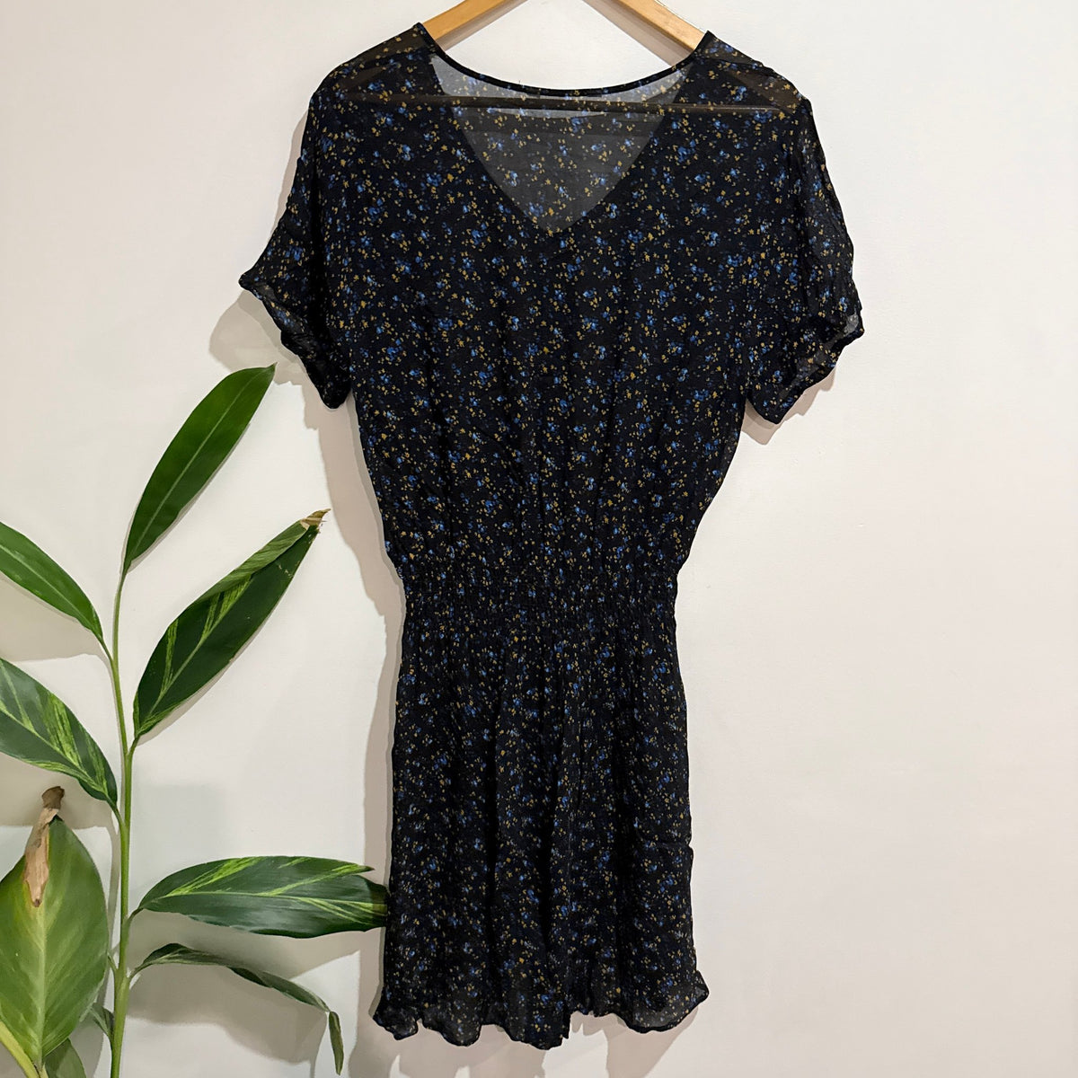 Max Size U/Arm to U/Arm 45cm Ditsy Floral V-Neck Mini Dress