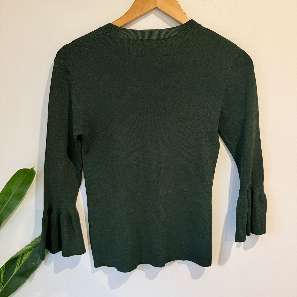 Cue Size M Fluted Cuff Rib Knit Top