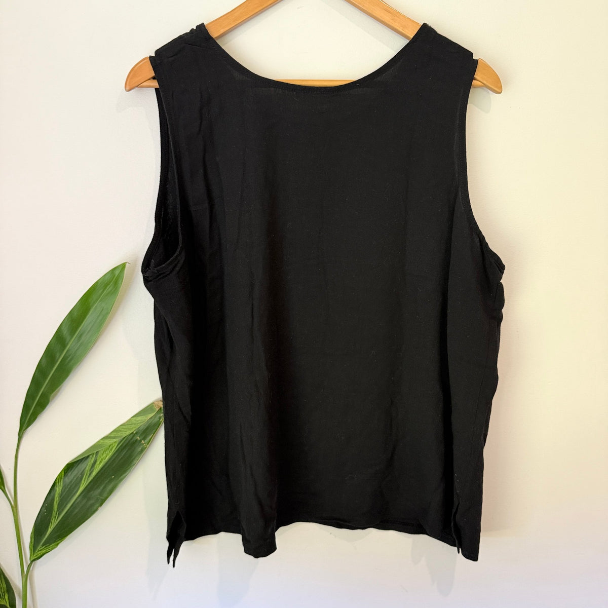 Brand Unknown Size U/Arm to U/Arm 62cm Embroidered Patch Sleeveless Top