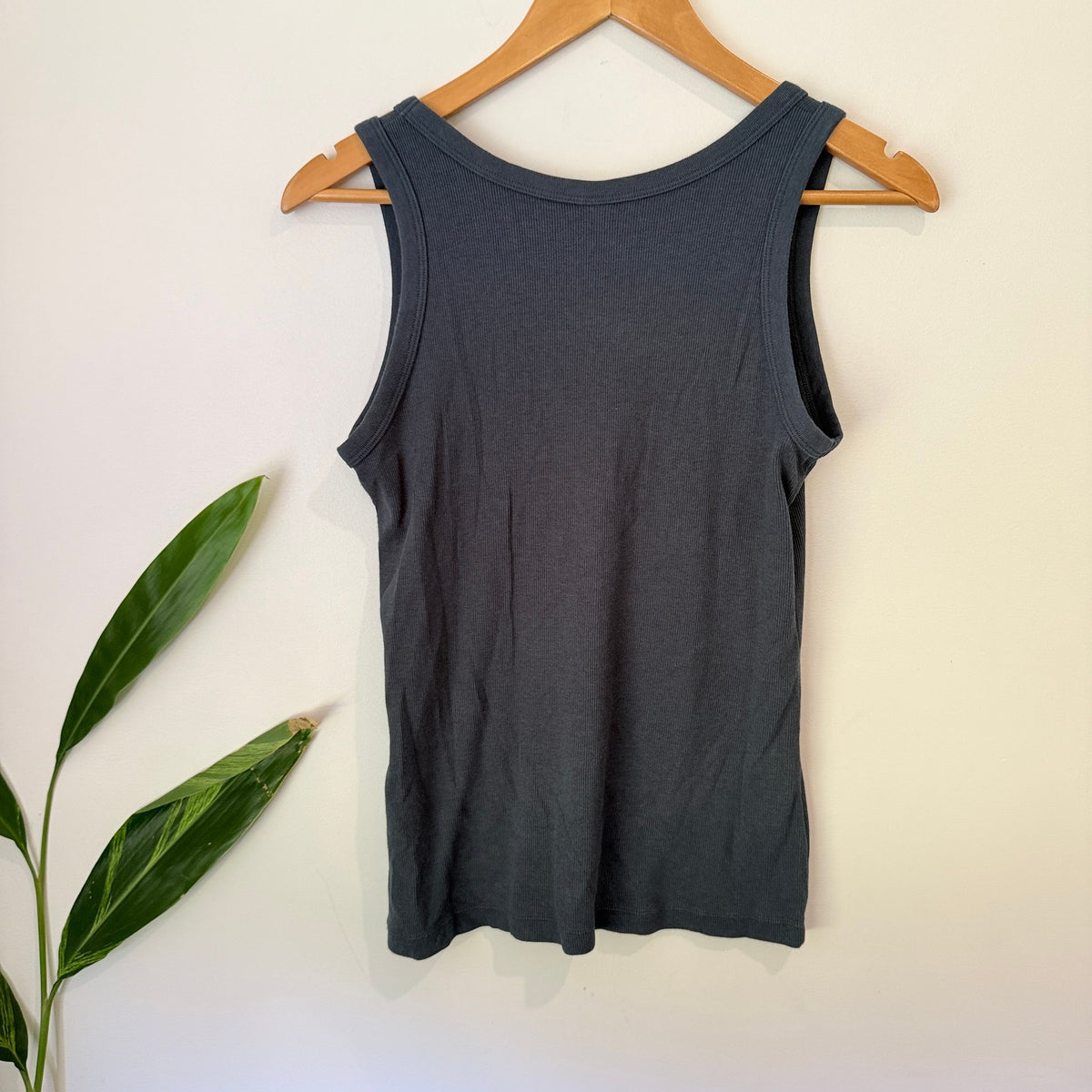 Uniqlo Size M Ribbed Scoop Neck Tank