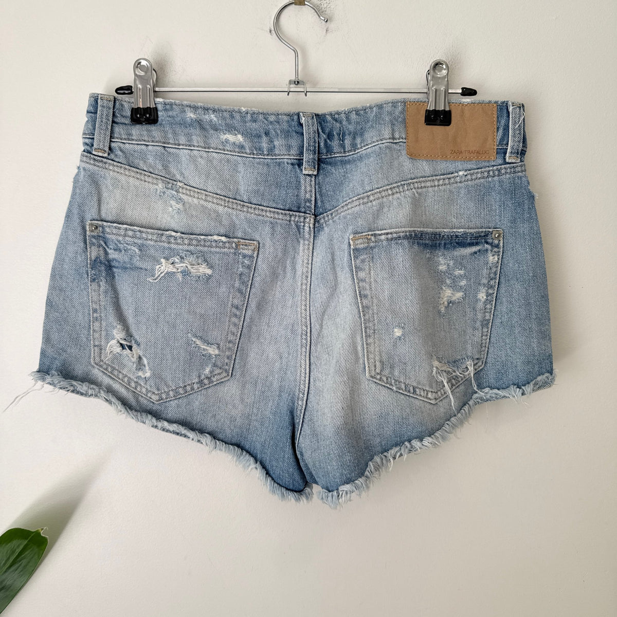 Zara Trafaluc Size 10 Distressed Denim Cut Off Shorts – photo 3