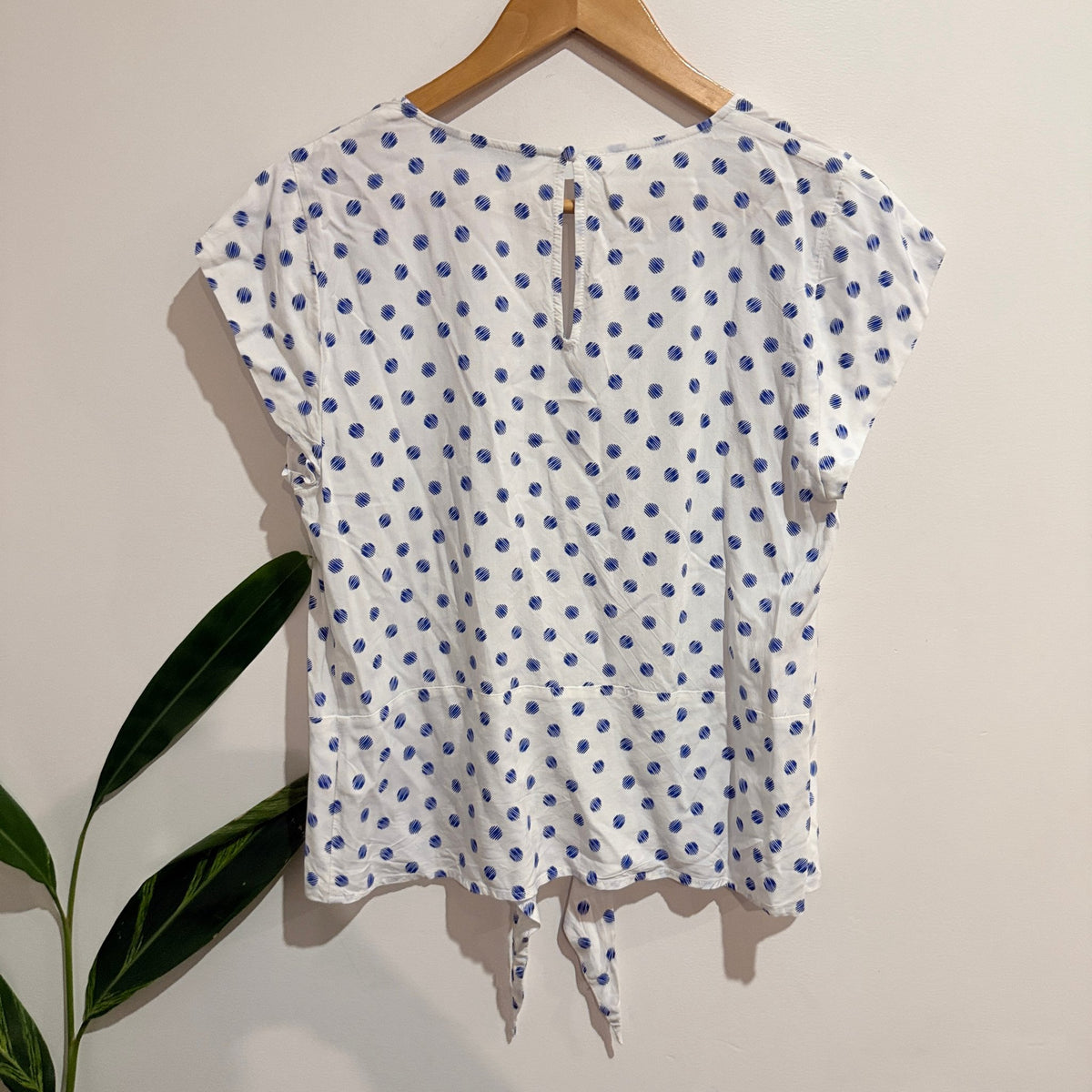 Jacqui E Size 12 Spot Print Tie Hem Top