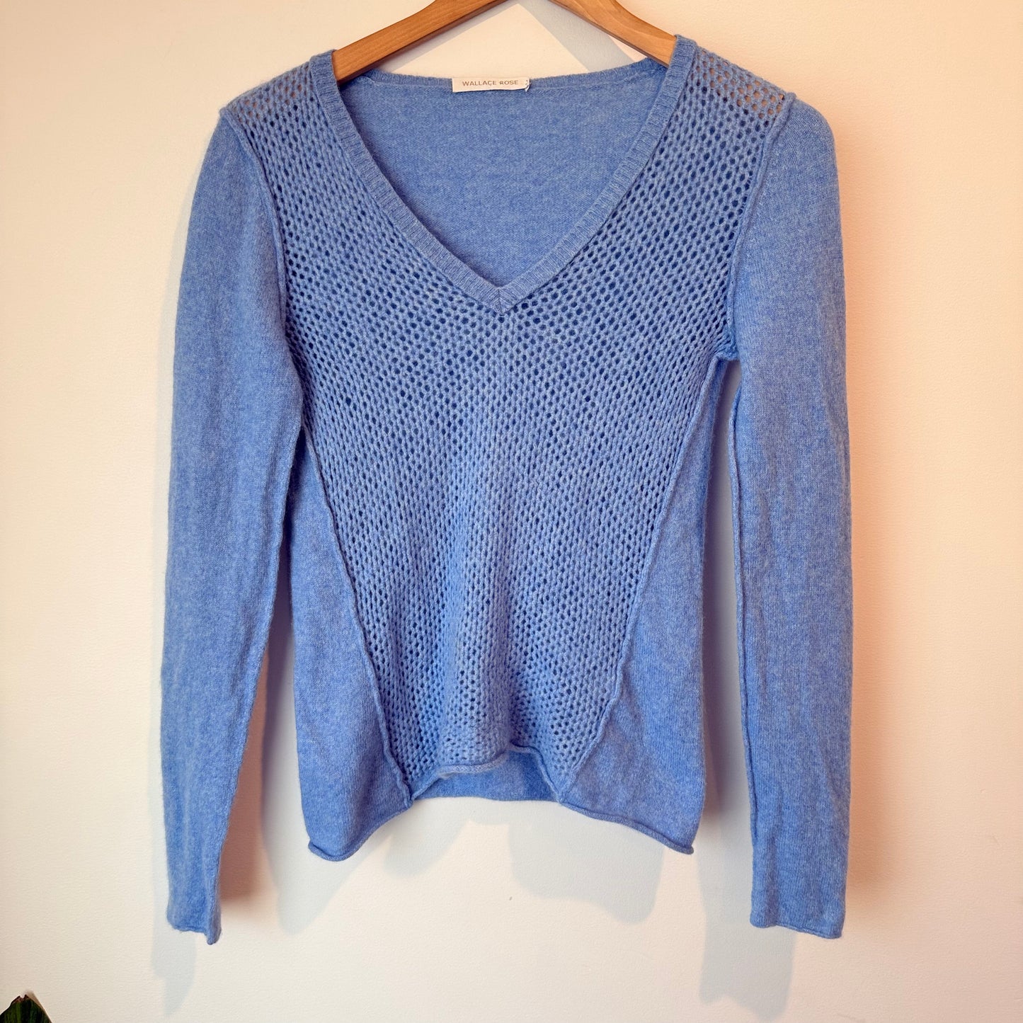 Wallace rose 100% cashmere v-neck sweater in baby blue - size xs - sweaters condition: used - original photo - top
