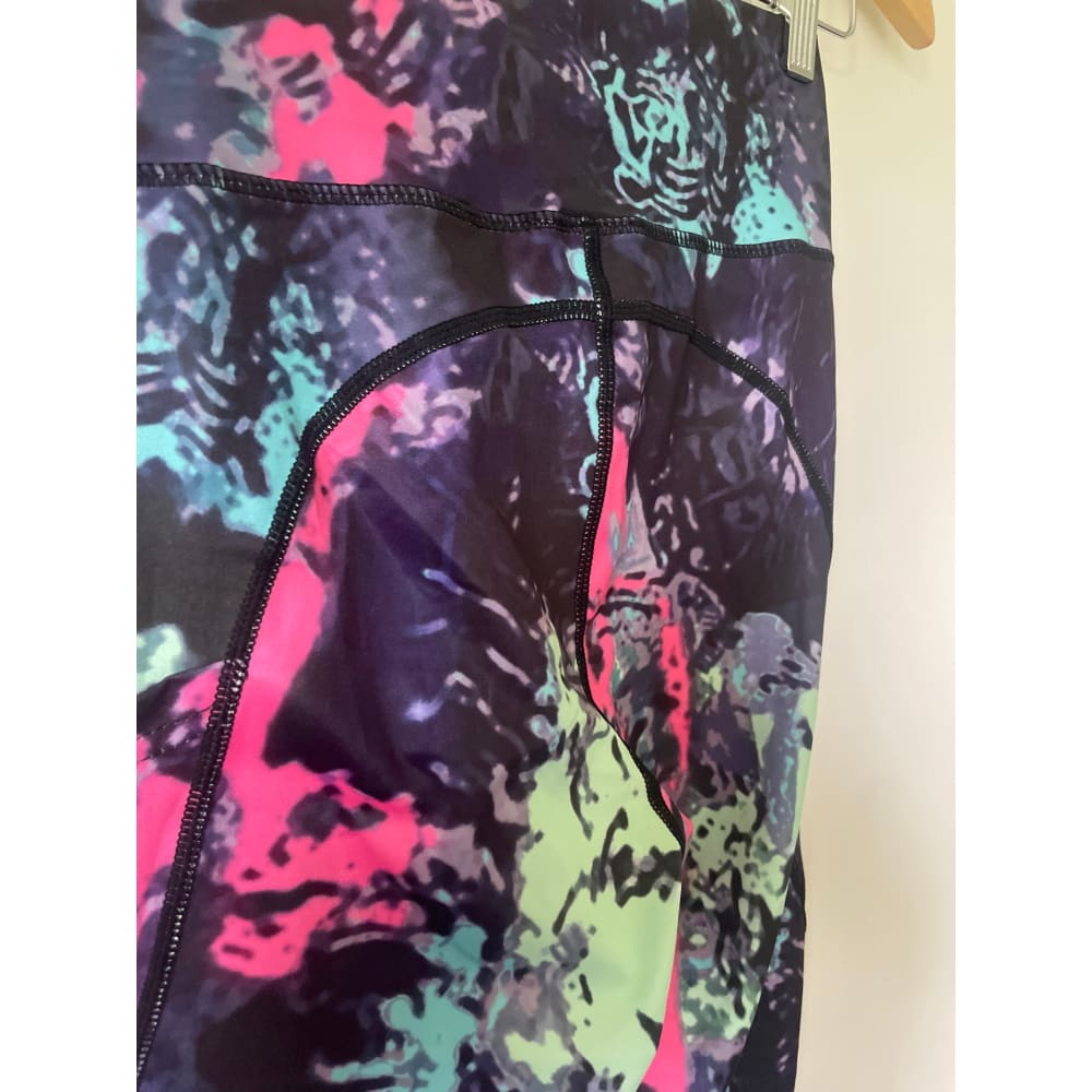 Size s high-waisted abstract print workout leggings with side pockets - leggings bottom - clothing & fashion - leggings