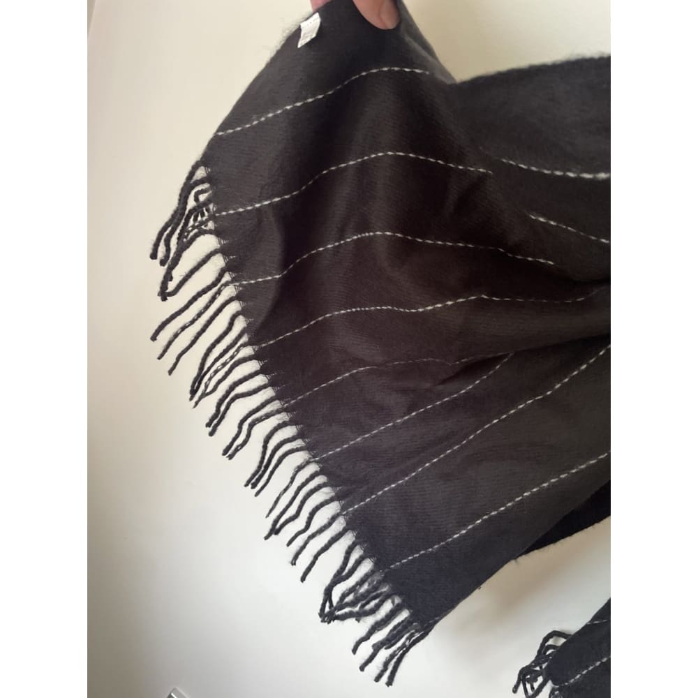 Bnwt boohoo mono stripe fringe heavy weight scarf - scarves & shawls accessories - clothing & fashion - scarf women’s