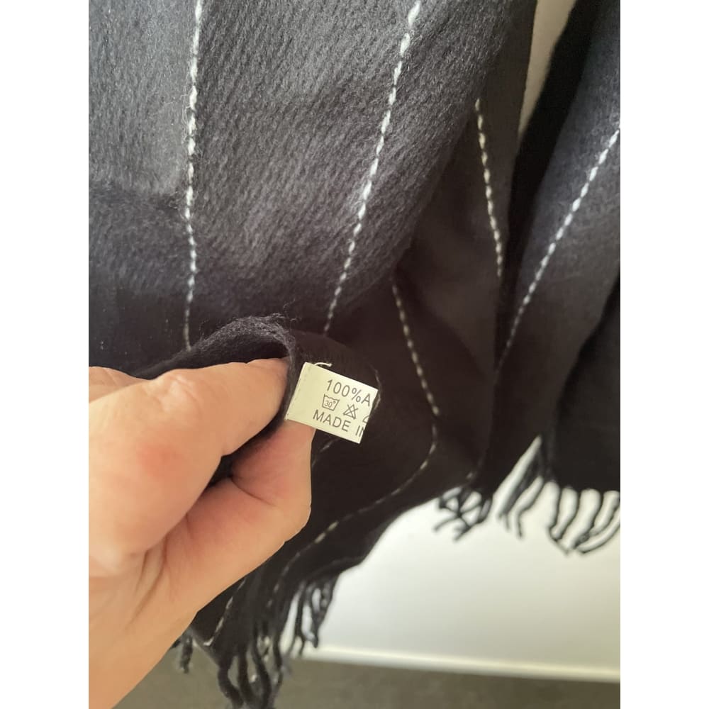 Bnwt boohoo mono stripe fringe heavy weight scarf - scarves & shawls accessories - clothing & fashion - scarf women’s