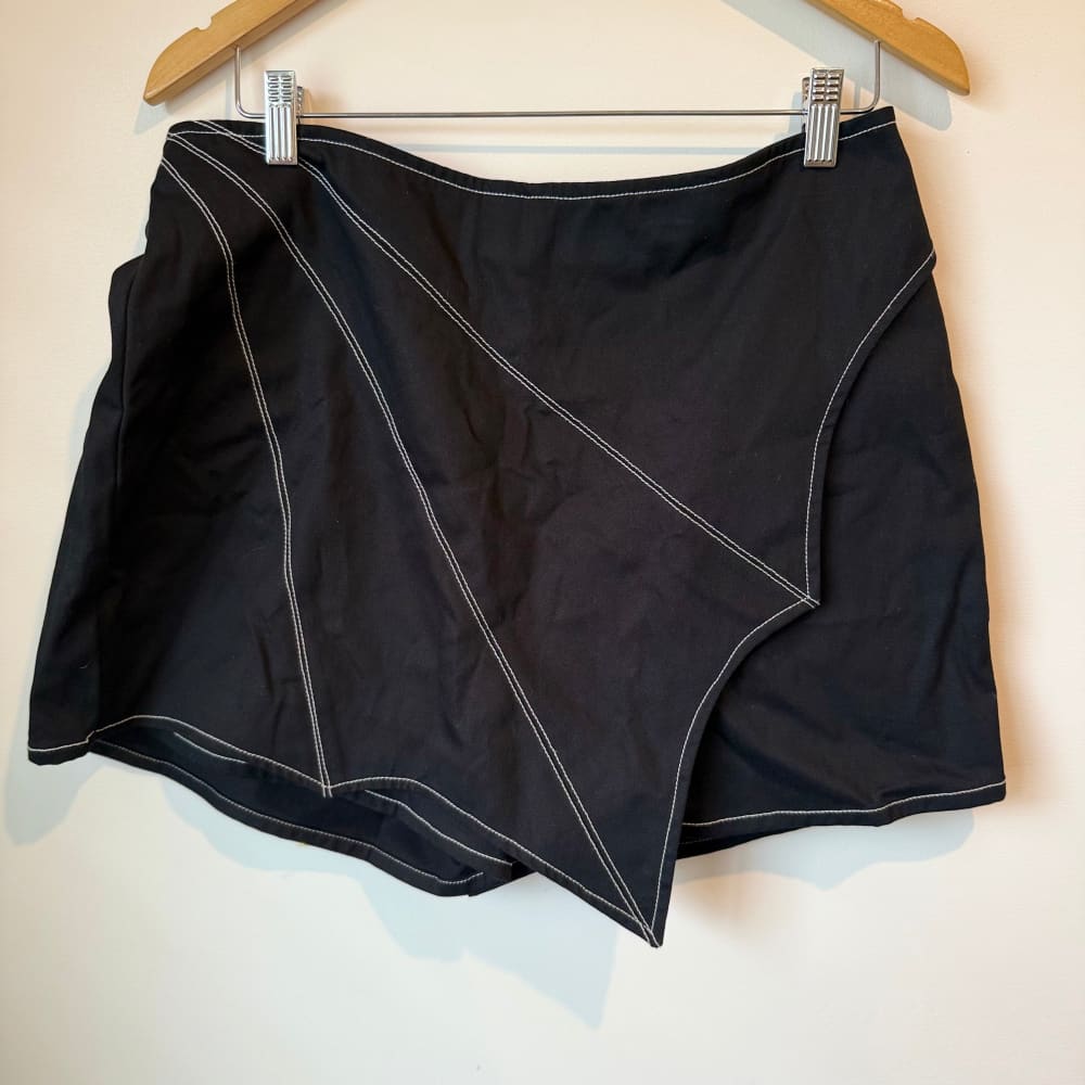 Black friday size 14 batty skort - black rrp$ 94.00 - skorts bottom women’s apparel