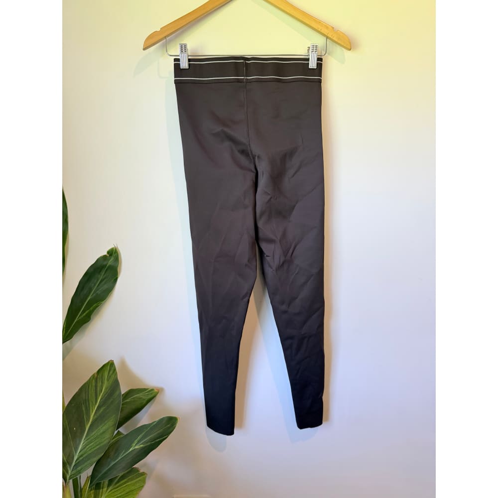 Camilla and marc size 10 caviar plum carver active legging - leggings bottom women’s apparel
