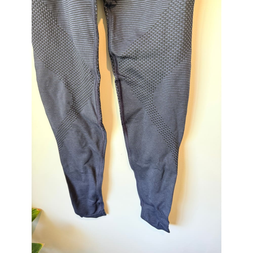 Gymshark size s charcoal grey seamless leggings - leggings bottom womenâs apparel