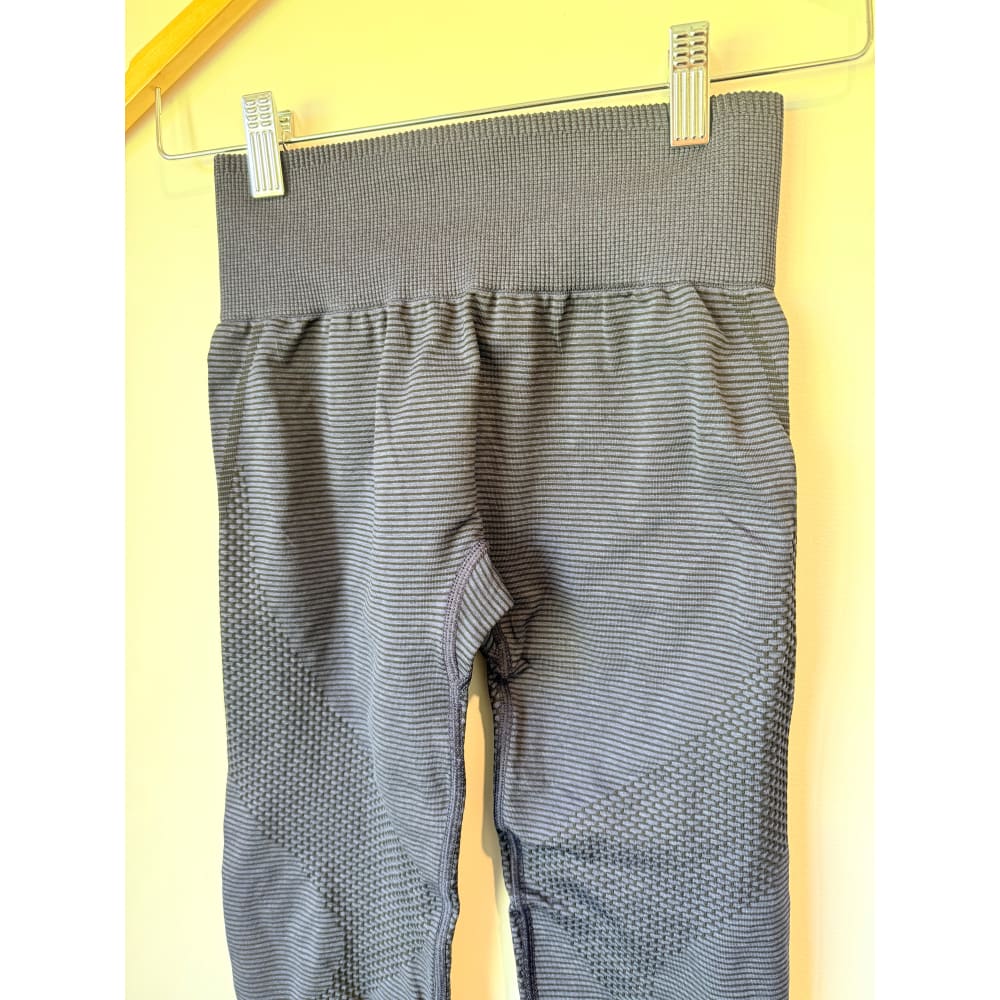 Gymshark size s charcoal grey seamless leggings - leggings bottom womenâs apparel