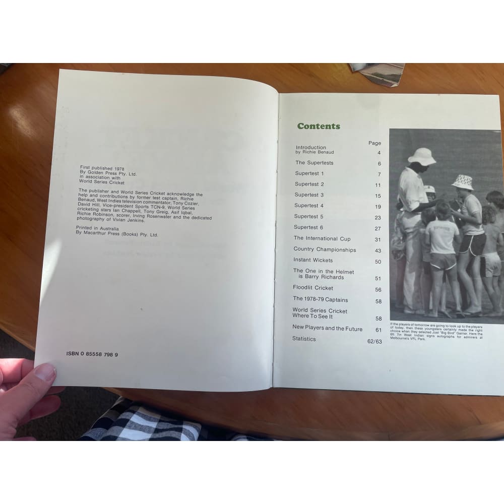 Cricket alive! World series cricket - the first exciting year - richie benaud - print books book - condition: used