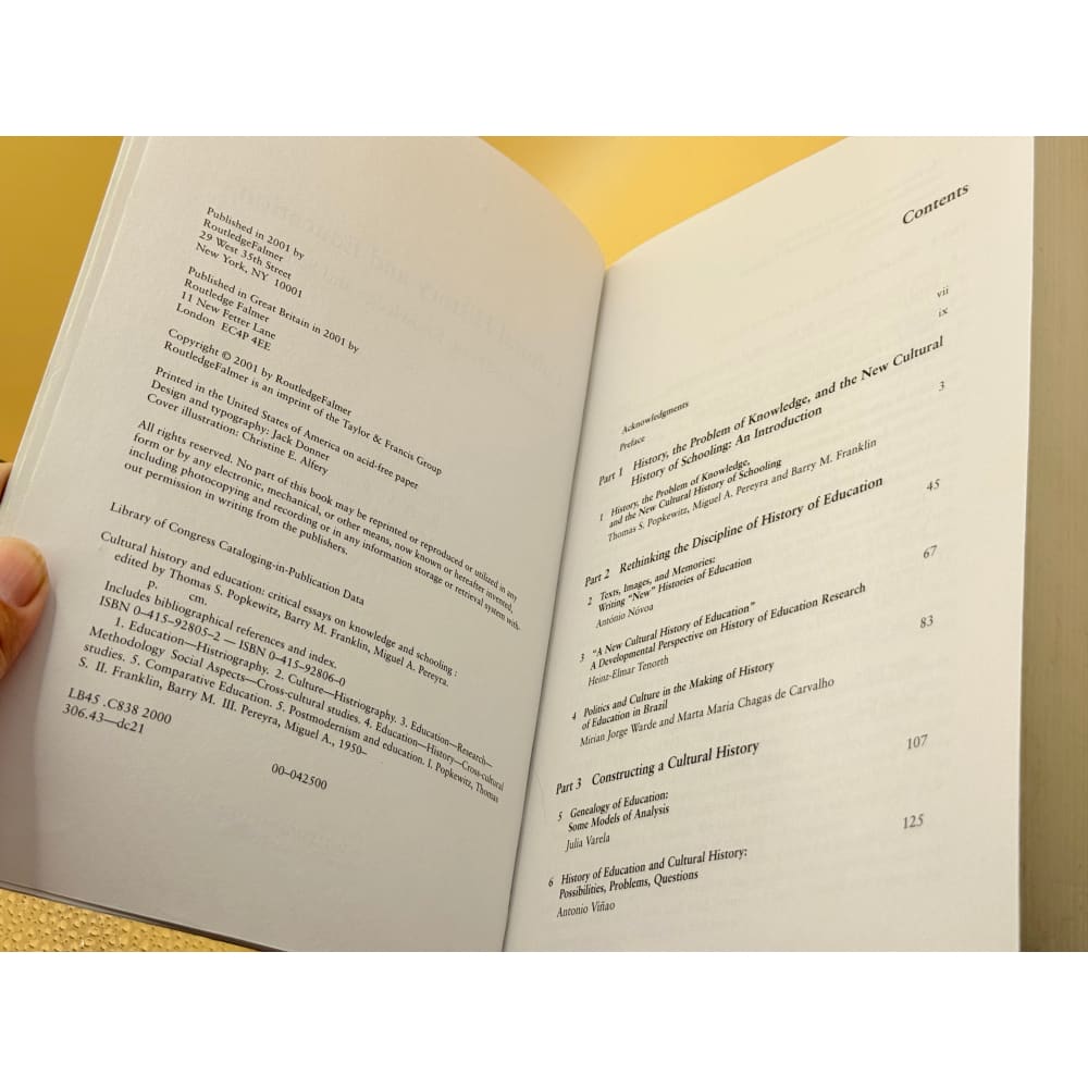 Cultural history and education: critical essays on knowledge and schooling - print books condition: used printed media