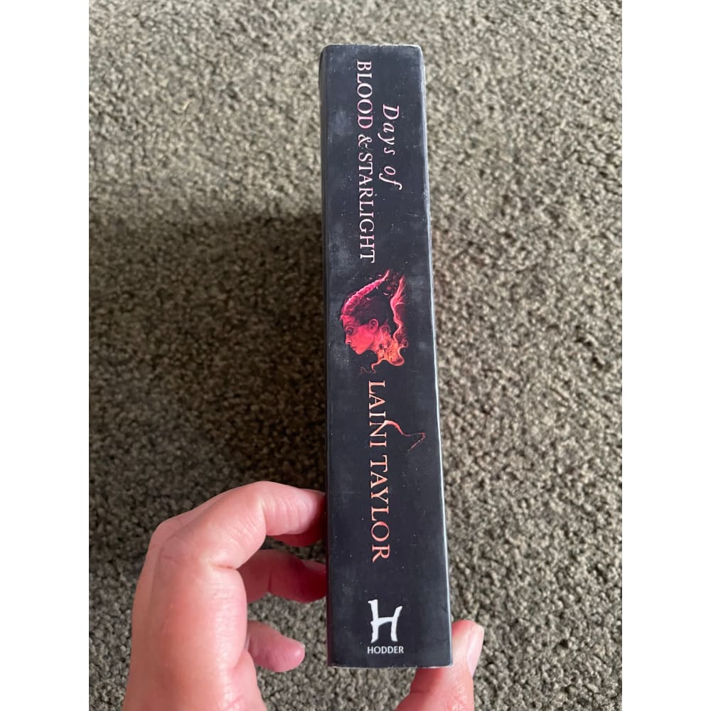 Days of blood & starlight by laini taylor - books printed media