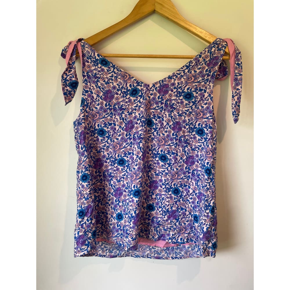 Et alia size xs ella top in floral meadow – brand new - blouses blouse - clothing & fashion - designer clearance - top