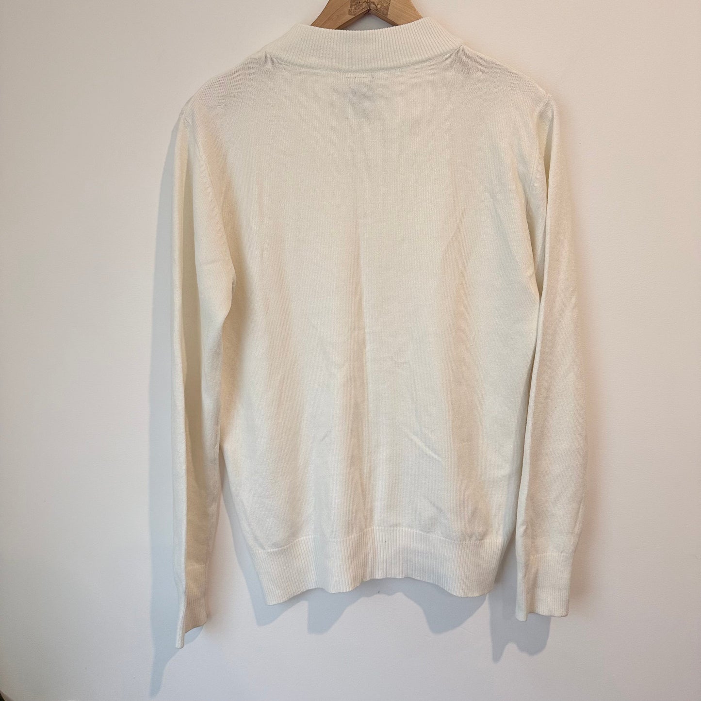 Gables fashions size medium cream mock neck 100% acrylic sweater - sweaters condition: used - top women’s apparel