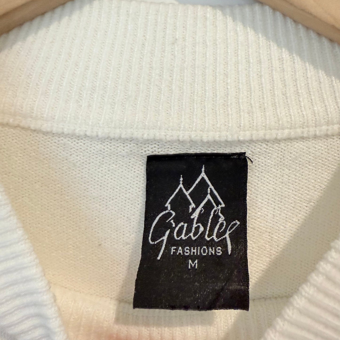 Gables fashions size medium cream mock neck 100% acrylic sweater - sweaters condition: used - top women’s apparel