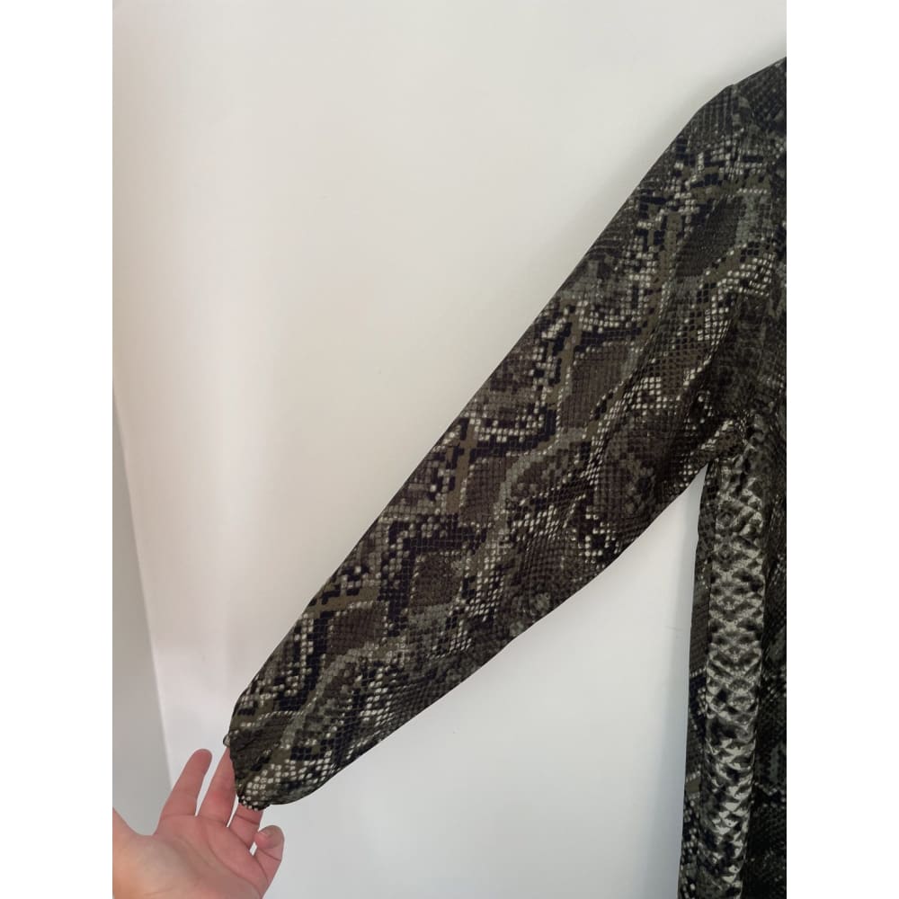H&m size 8 shift dress - dresses clothing & fashion - condition: used - dresses - long sleeve women’s apparel