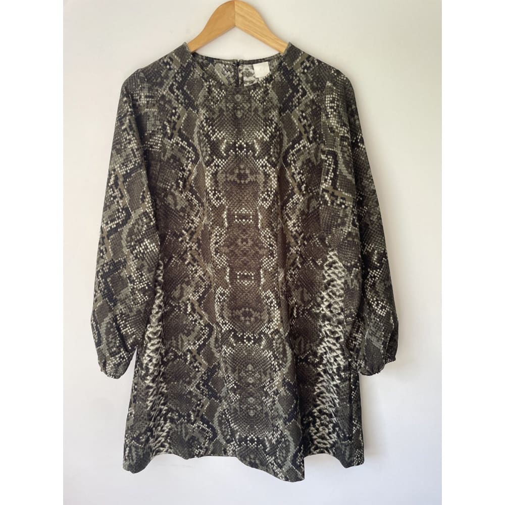 H&m size 8 shift dress - dresses clothing & fashion - condition: used - dresses - long sleeve women’s apparel