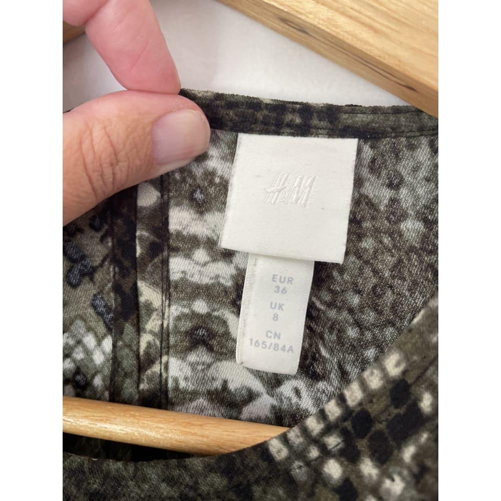 H&m size 8 shift dress - dresses clothing & fashion - condition: used - dresses - long sleeve women’s apparel