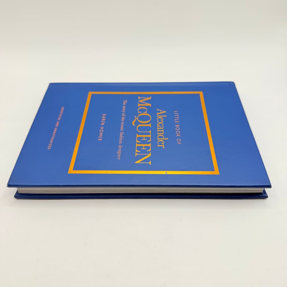 Little book of alexander mcqueen the story of the iconic fashion designer by karen homer - print books what’s new