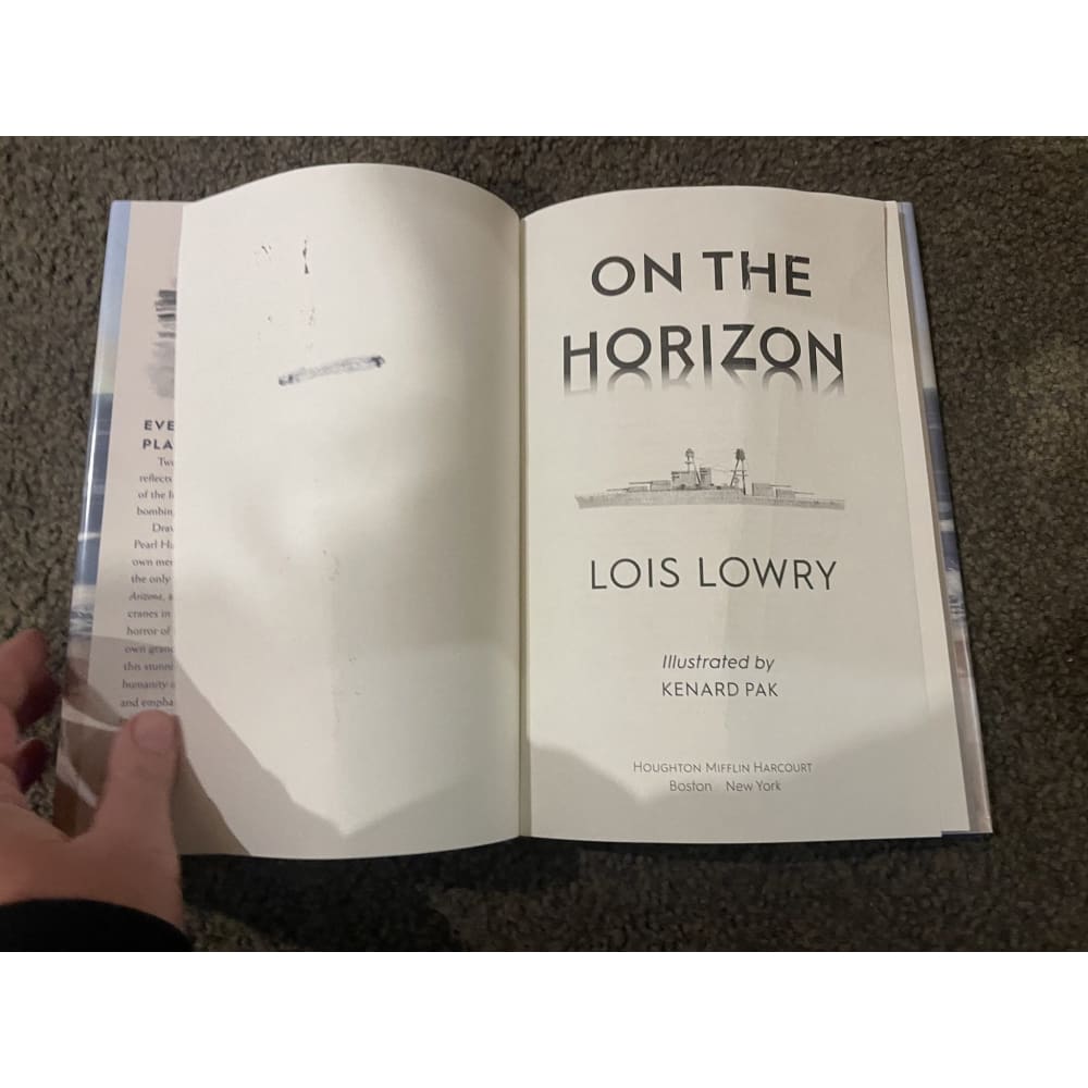 On the horizon: world war ii reflections - lois lowry - print books book - condition: used - history - memoir printed