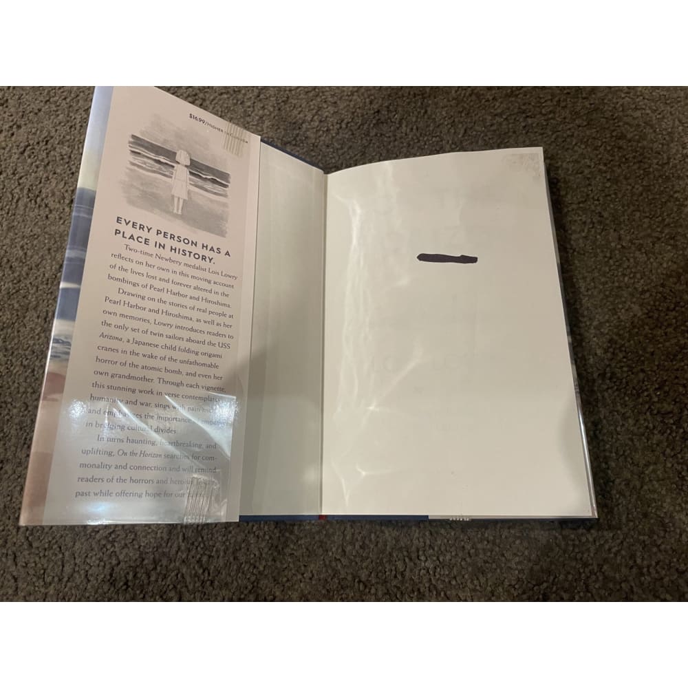 On the horizon: world war ii reflections - lois lowry - print books book - condition: used - history - memoir printed