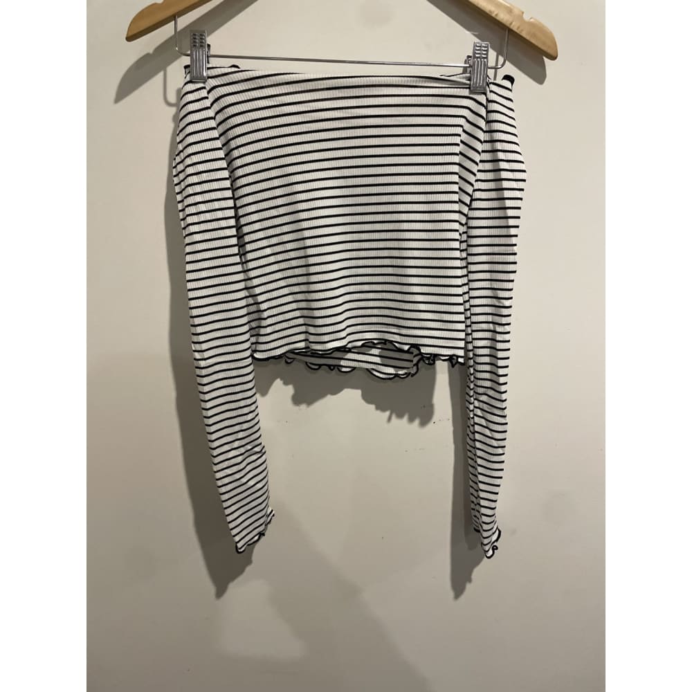 Bnwt prettylittlething size 10 frill edge bardot top - clothing tops clothing & fashion - long sleeve - top women’s