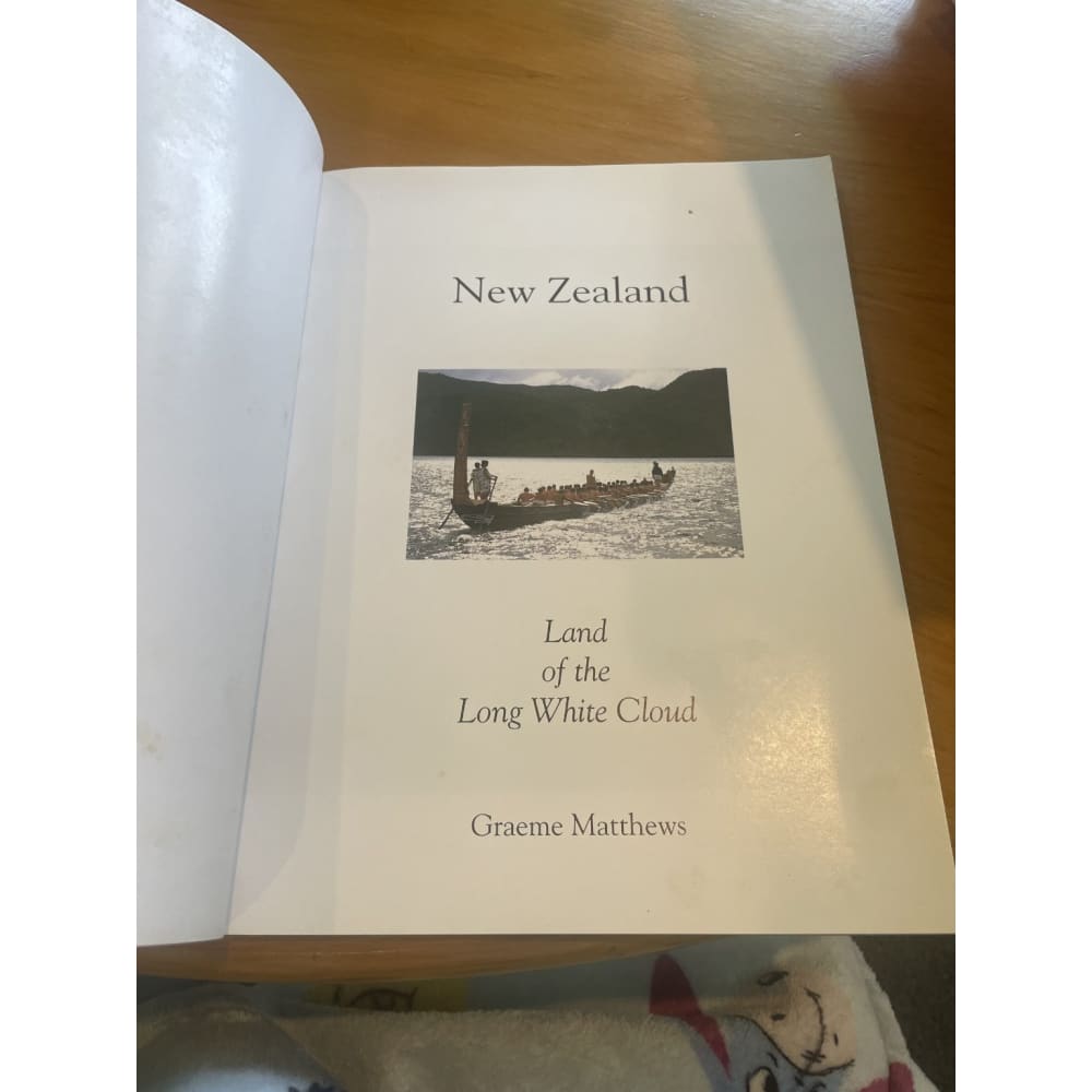 New zealand: land of the long white cloud - graeme matthews - print books book - condition: used - history - travel