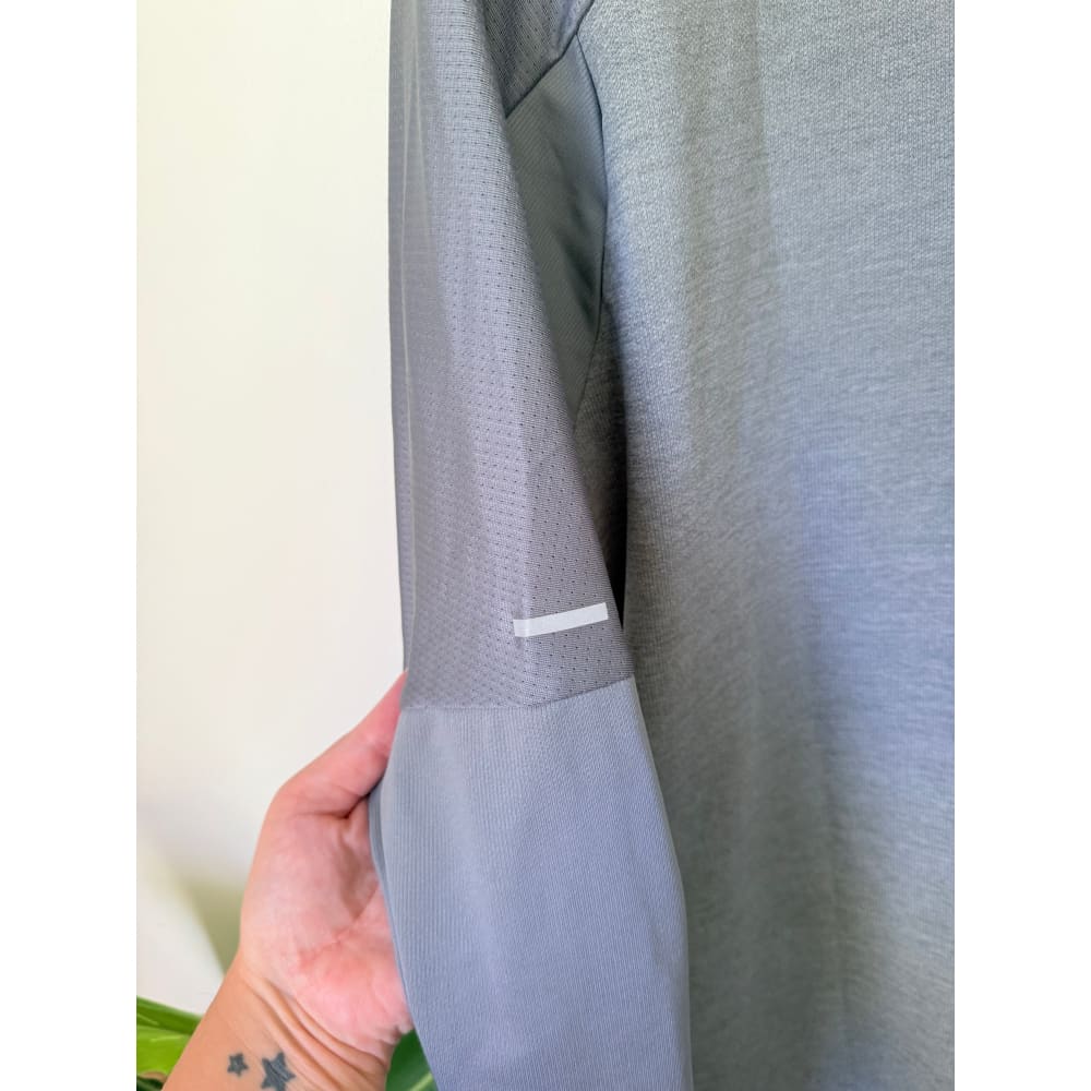 Nike size large men’s running top grey rrp $80 - activewear tops tops men’s apparel
