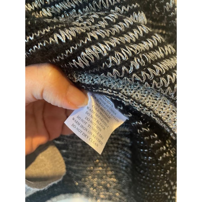 Oneoneseven size xs metallic hip-length knit top - sweaters condition: used - long sleeve - top women’s apparel