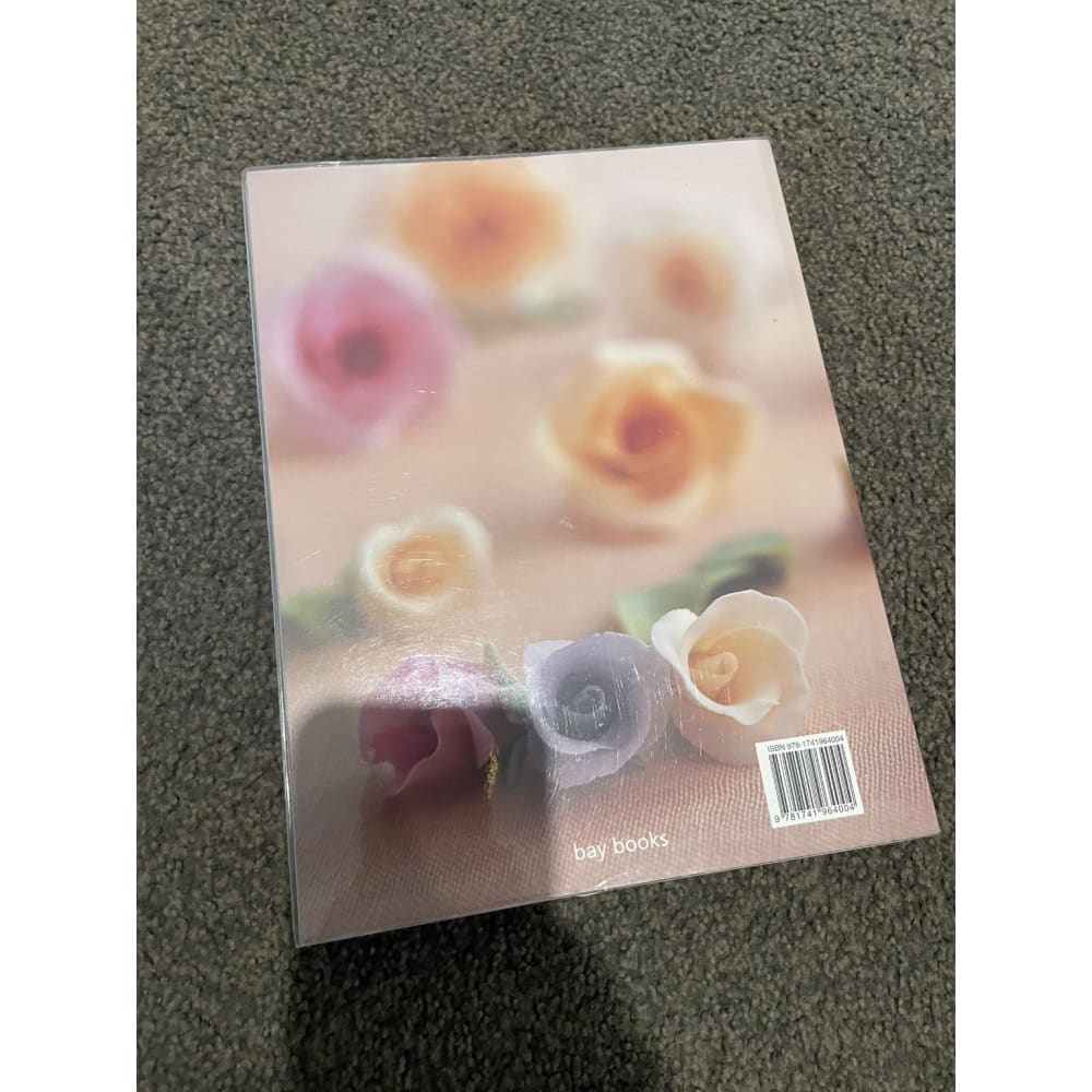 The essential guide to cake decorating - bay books - print books book - condition: used - miscellaneous printed media