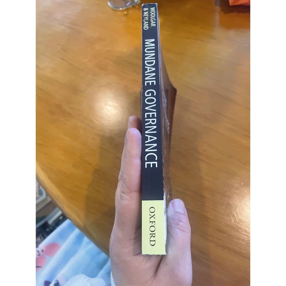 Mundane governance: ontology & accountability - steve woolgar & daniel neyland - print books book - condition: used