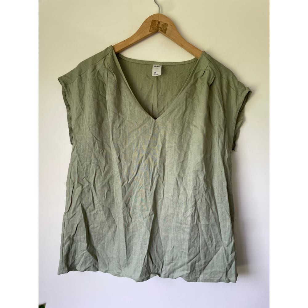 Anko size 14 sage green v-neck viscose / linen blend top - clothing tops condition: used - top women’s apparel