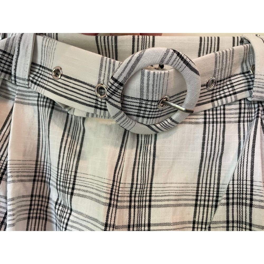 Et alia xs sara shorts in white plaid - shorts bottom - clothing & fashion - designer clearance - shorts women’s apparel