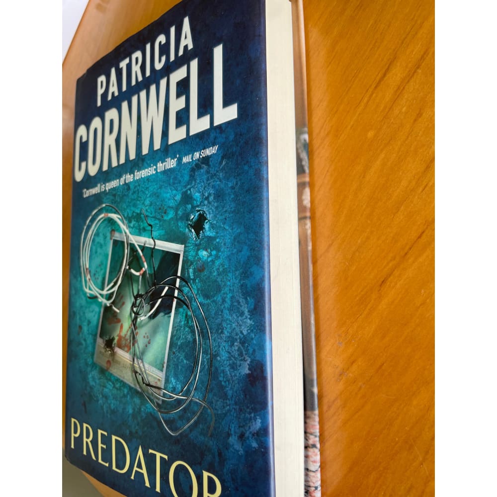 Predator by patricia cornwell - books condition: used printed media
