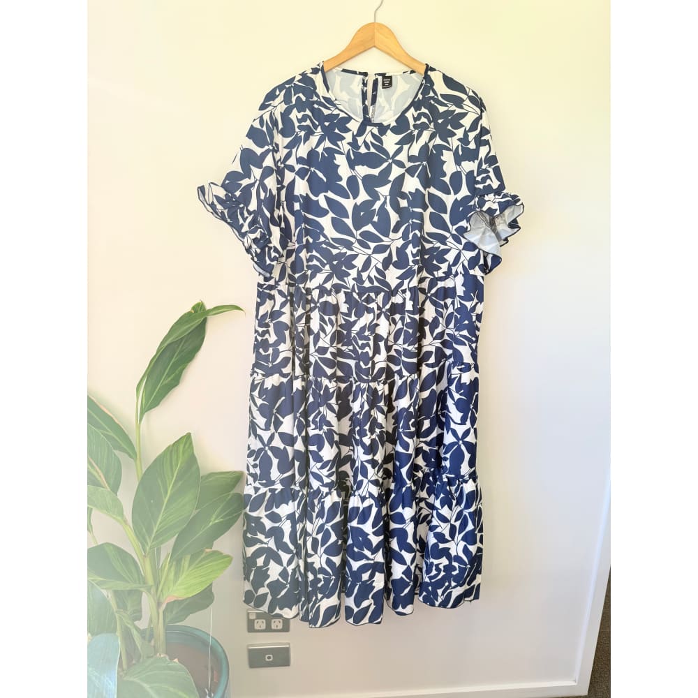Shein curve size 4xl navy & white leaf print tiered dress - dresses top women’s apparel
