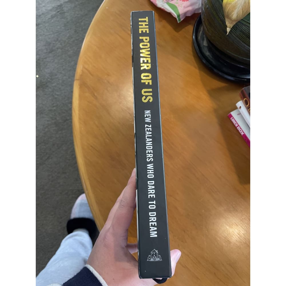 The power of us: new zealanders who dare to dream - print books biography - book - condition: used printed media