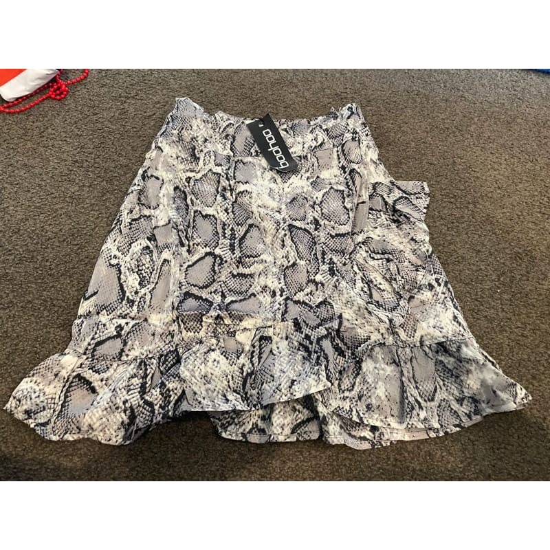 Boohoo size 6 ruffle snakeskin mini skirt - skirts bottom - clothing & fashion - skirt - skirts women’s apparel