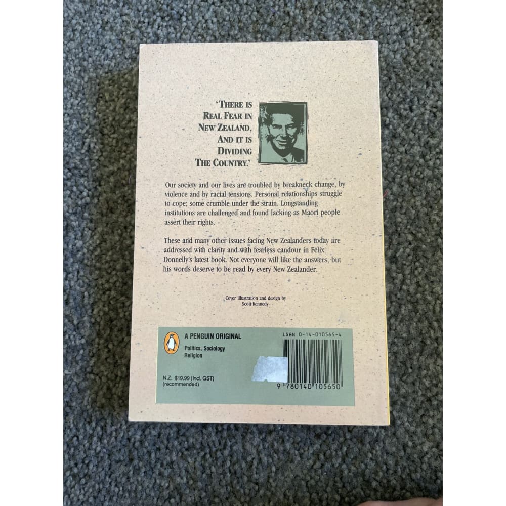 The world upside down - felix donnelly - print books book - condition: used - fiction - society printed media