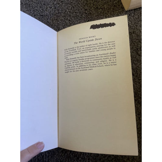 The world upside down - felix donnelly - print books book - condition: used - fiction - society printed media