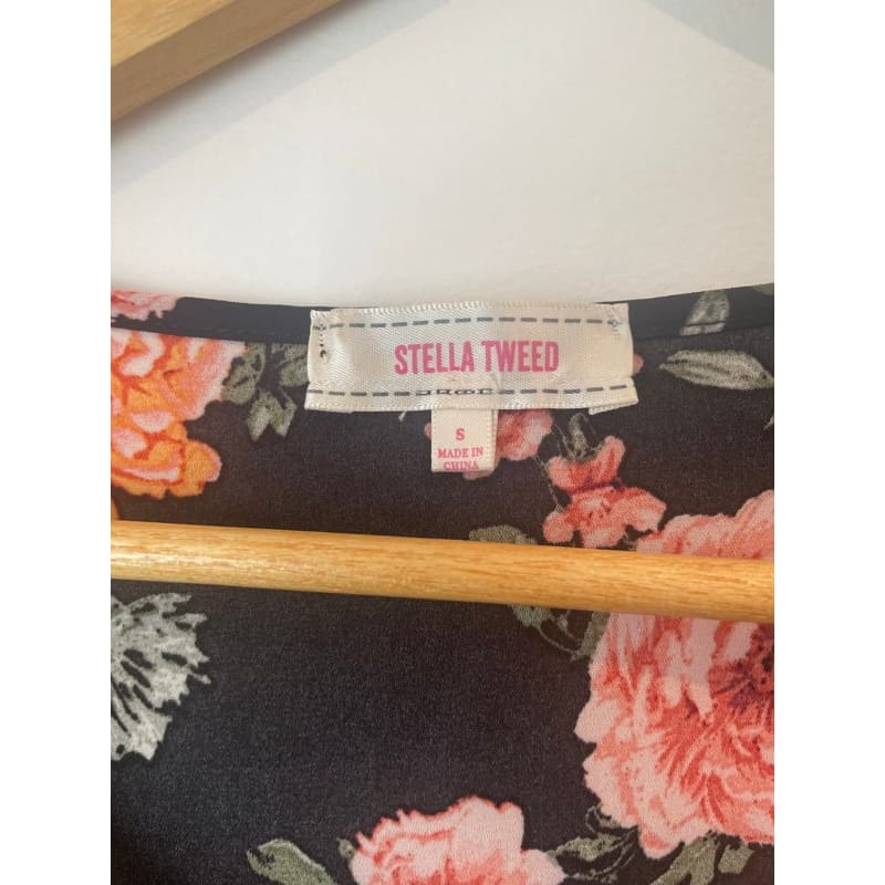 Stella tweed size s floral top - clothing tops blouse - condition: used - short sleeve - top women’s apparel