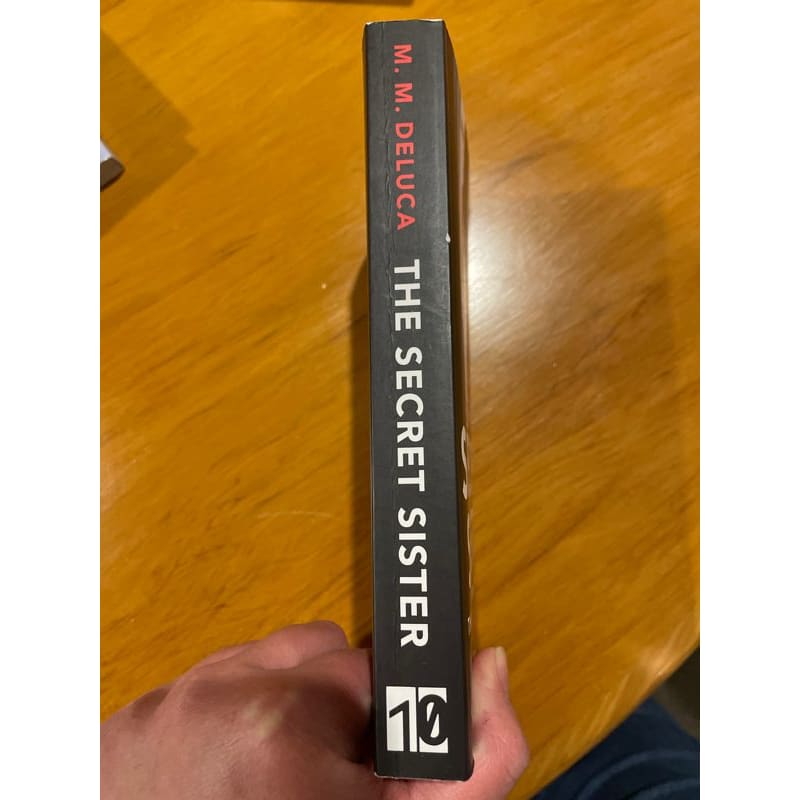 The secret sister - m. M. Deluca - print books book - condition: used - fiction printed media