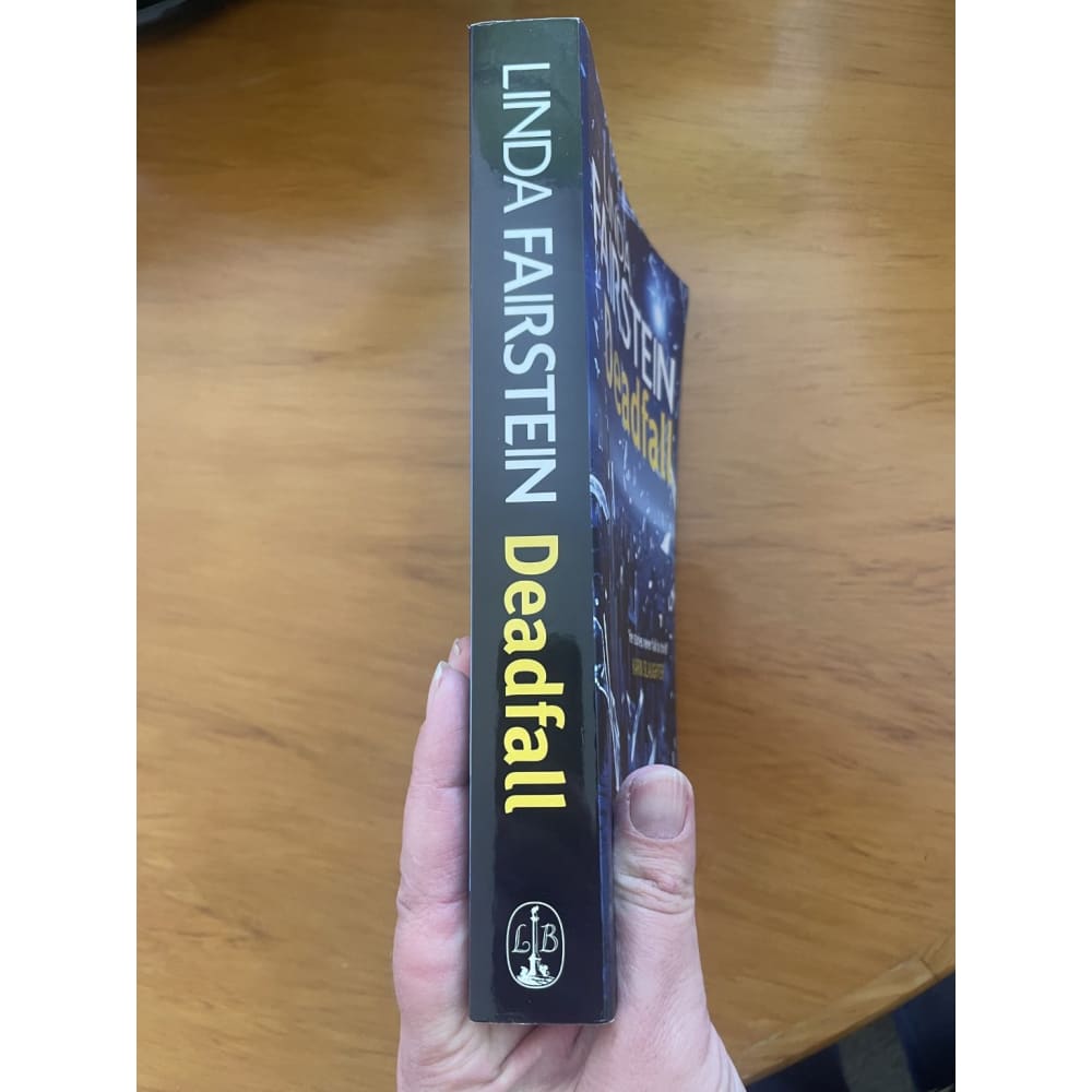 Deadfall - linda fairstein *like new* - print books book - condition: used - law - non-fiction printed media