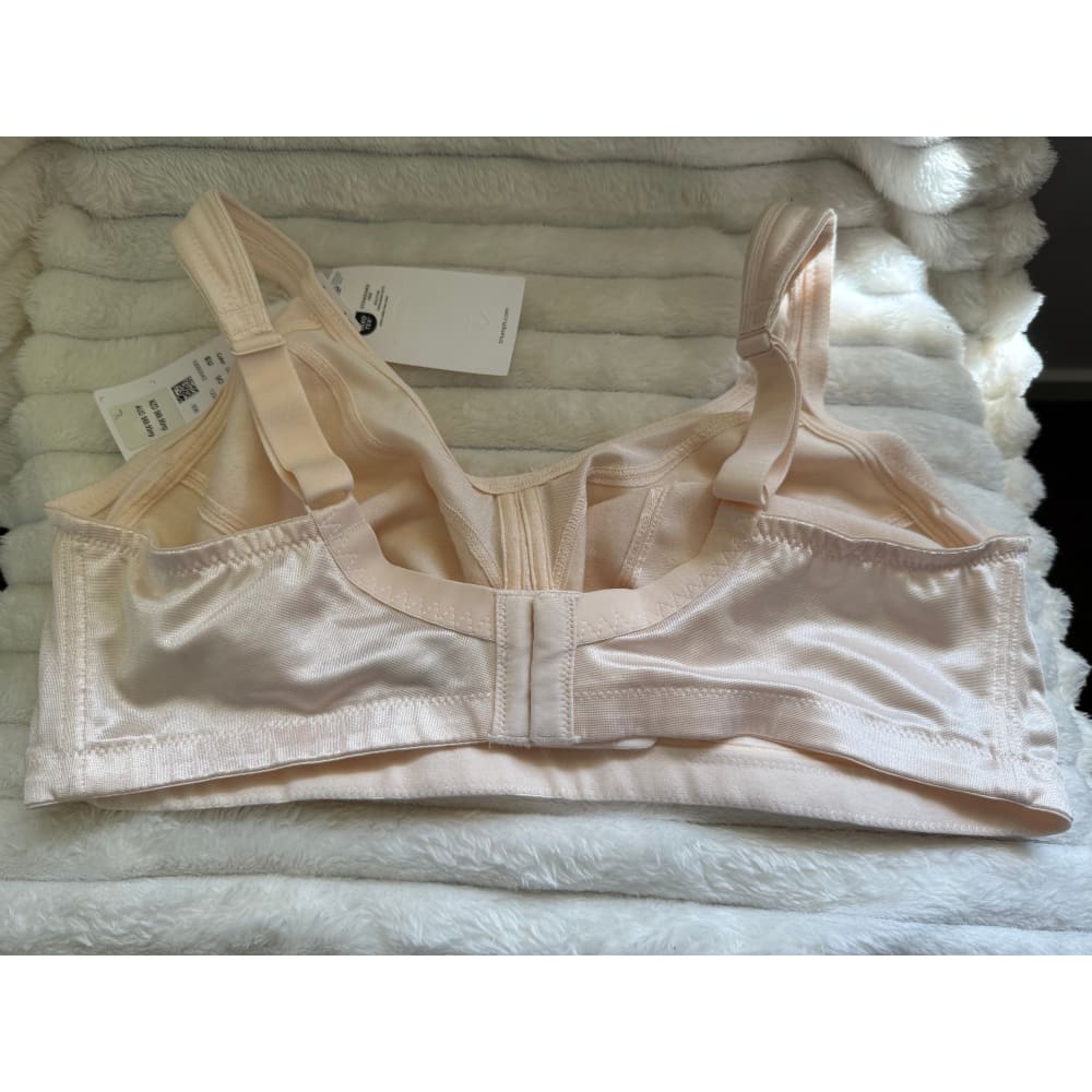 Triumph size 18d endless comfort wire free bra rrp $69 - bras special categories women’s apparel
