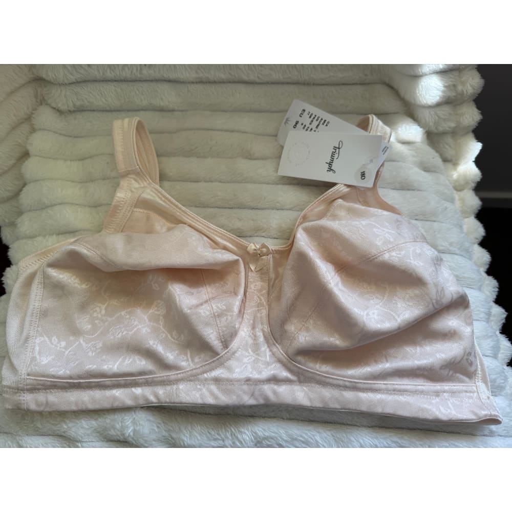 Triumph size 18d endless comfort wire free bra rrp $69 - bras special categories women’s apparel