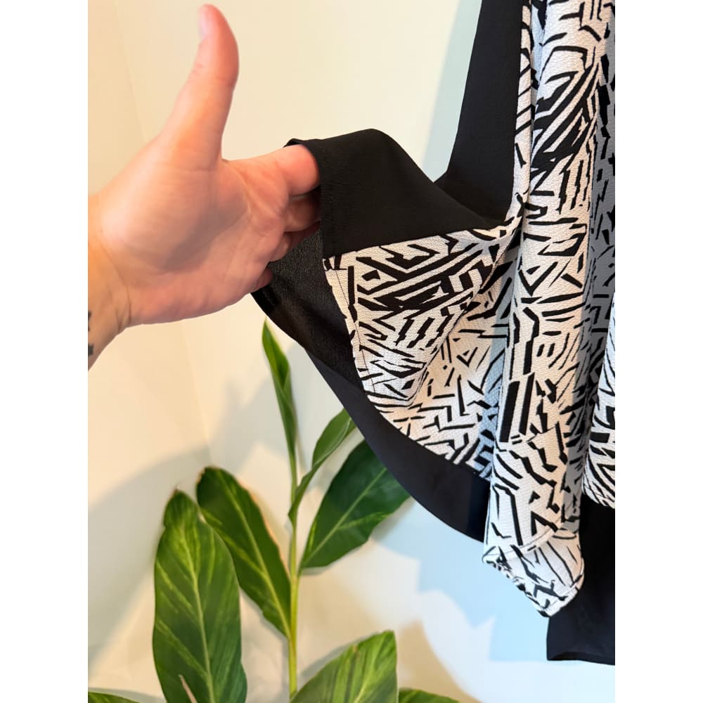 Virtuelle size s-m batwing open cardigan with black & white abstract print – great condition - cardigans condition: