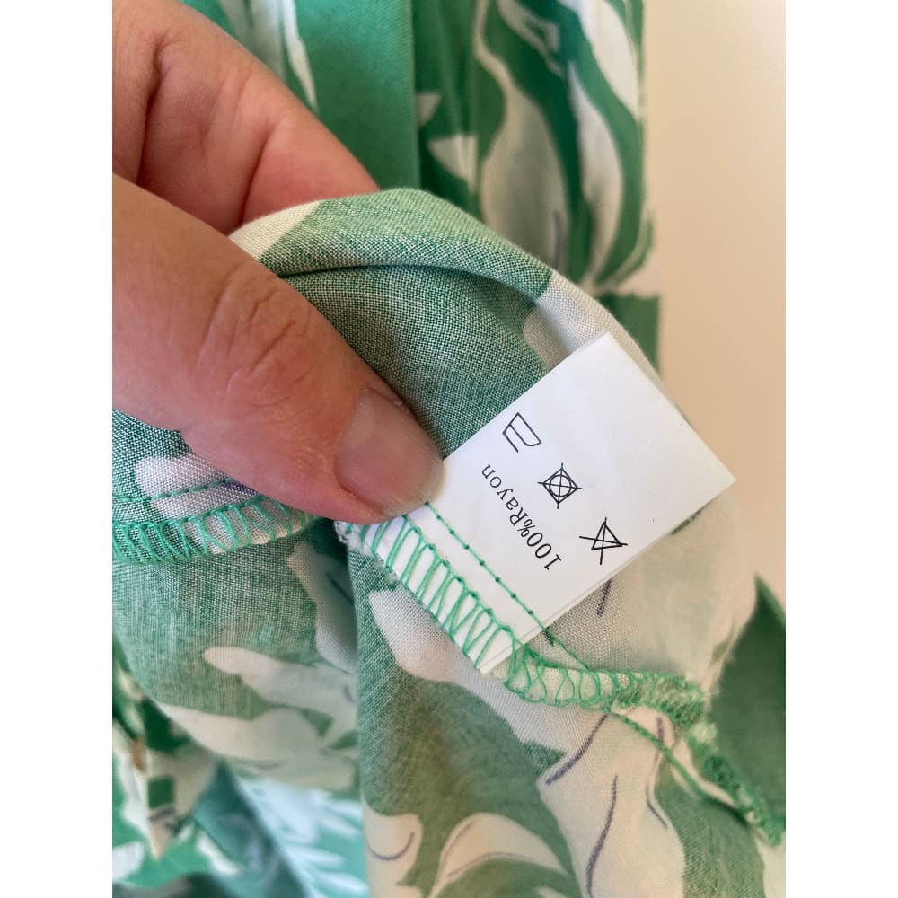 *Brand New Cut Label Branded Clothing Clearance* BRAND UNKNOWN Size 10 Floral Rayon Top