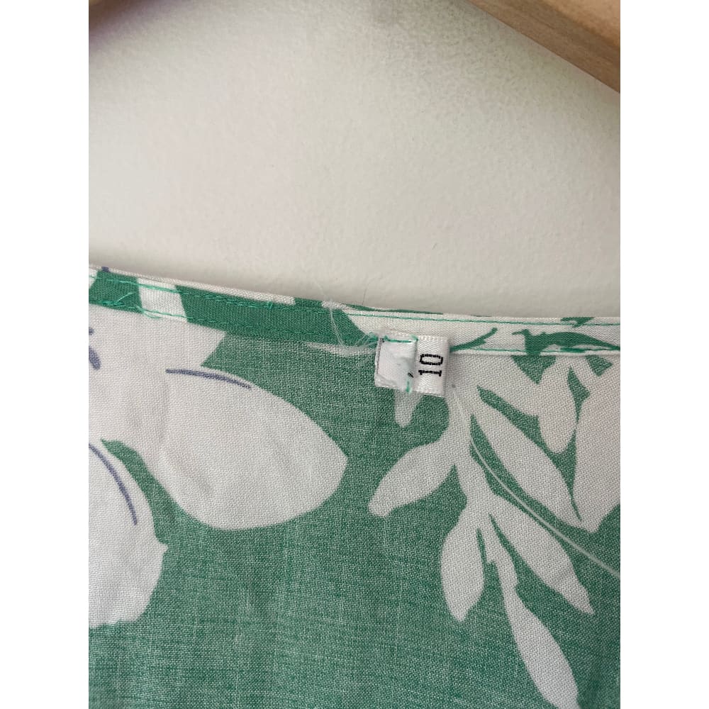 *Brand New Cut Label Branded Clothing Clearance* BRAND UNKNOWN Size 10 Floral Rayon Top