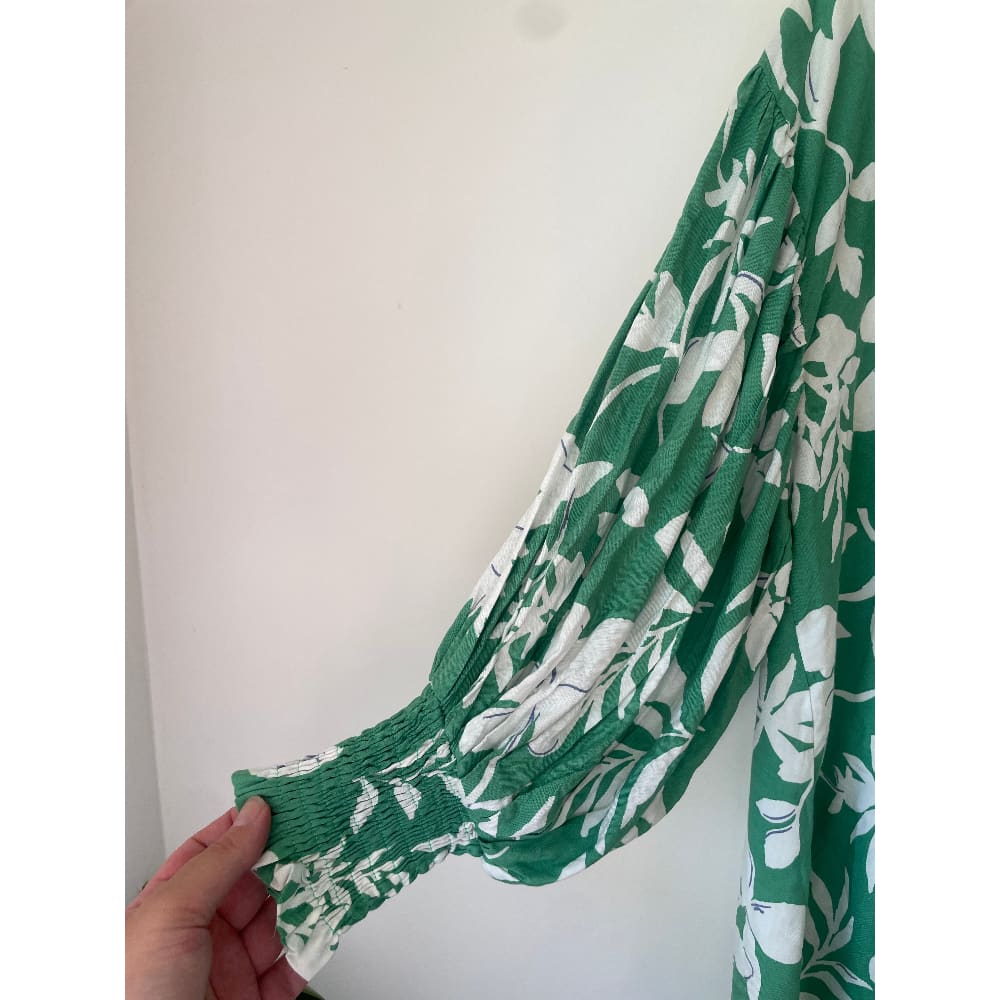*Brand New Cut Label Branded Clothing Clearance* BRAND UNKNOWN Size 10 Floral Rayon Top